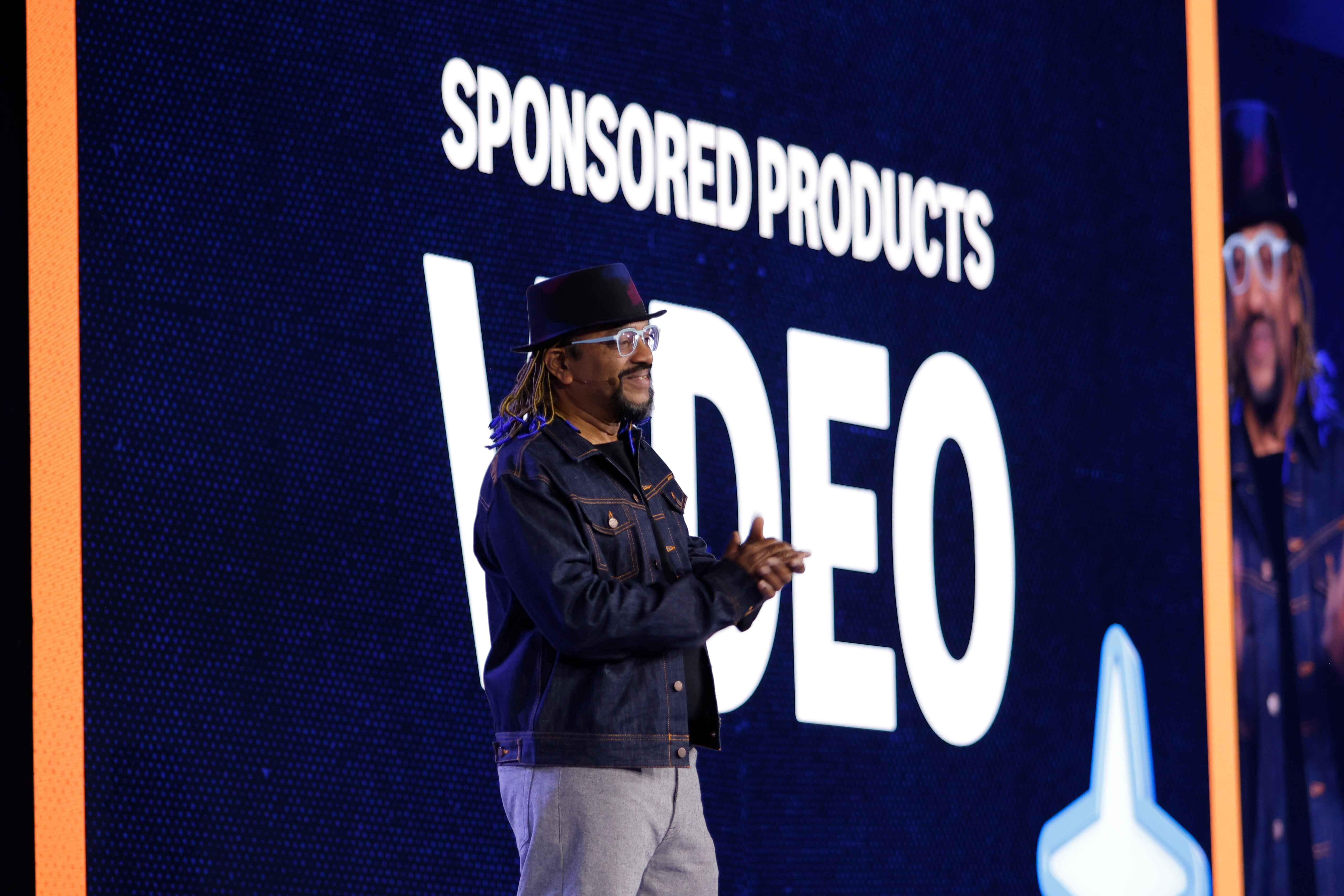 Muthu Muthukrishnan, Vice President of Sponsored Products and Brands van Amazon Ads, beschrijft nieuwe innovaties op unBoxed 2025.