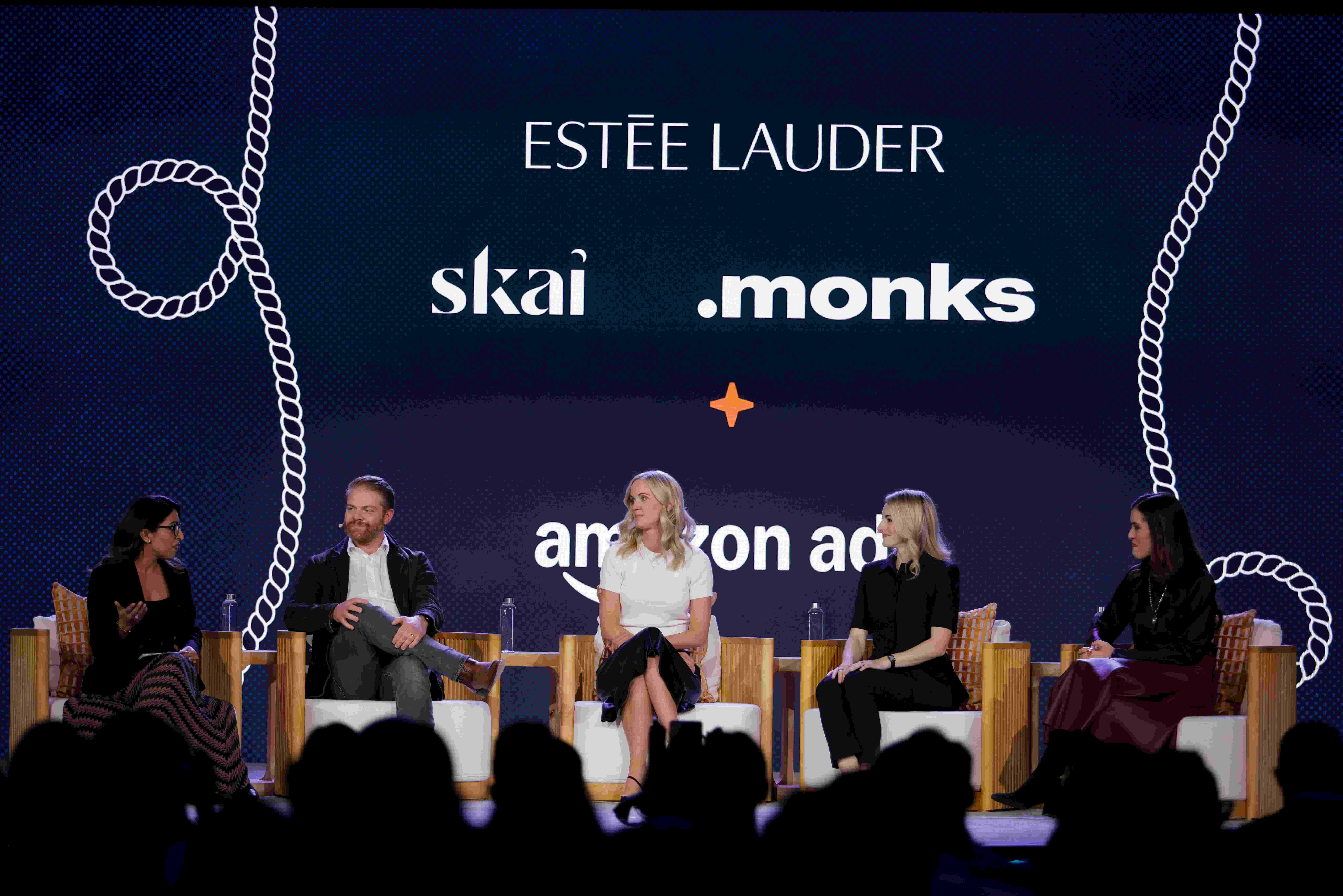 Nidhi Ghai, Global Director of Growth Sales, bespreekt samen met vertegenwoordigers van Estée Lauder en hun partners Skai en Decoded by Monks hun campagne