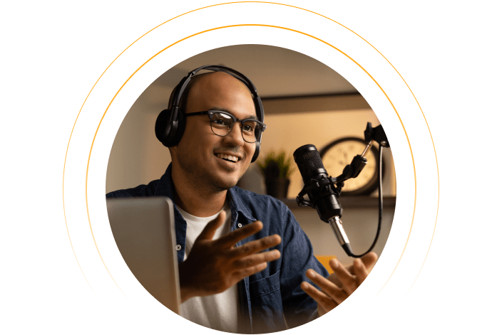 Foto de un empleado al que se lo graba detrás de un micrófono usando las nuevas habilidades que ha adquirido a través del aprendizaje de audio.