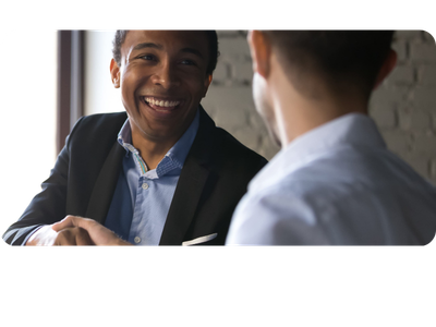 Profissional de negócios sorridente em reunião de escritório