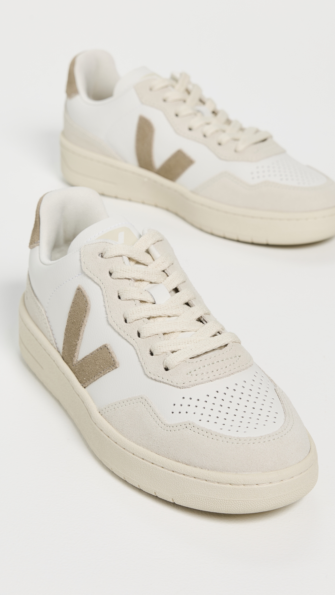 Veja V-90 Sneakers thumbnail