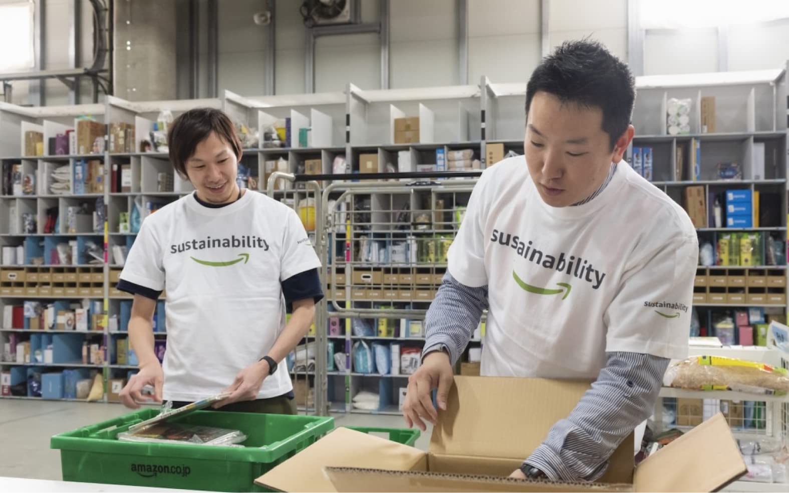 笑顔で商品の仕分けをする2名のAmazonサステナビリティ担当リーダー