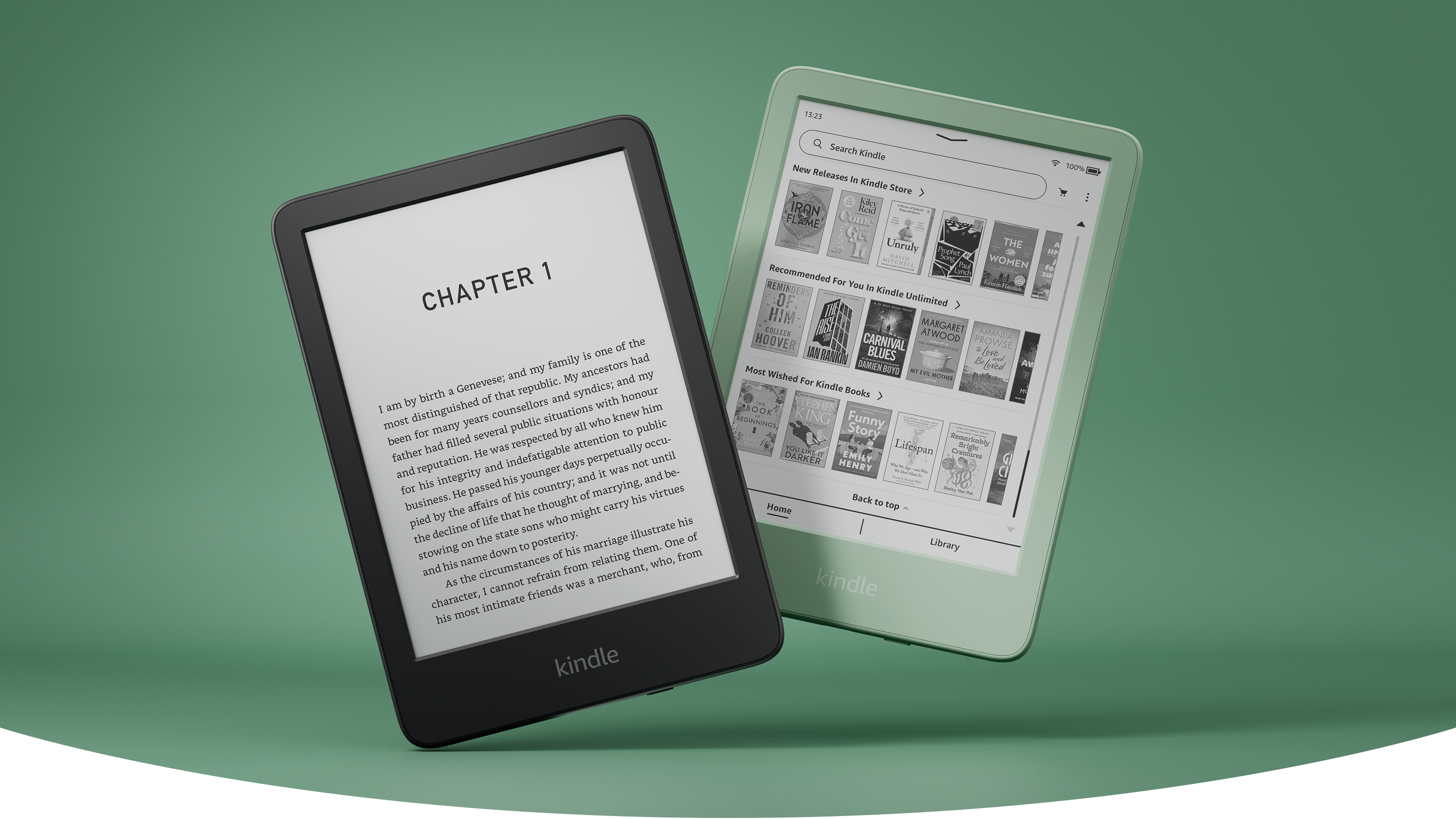 Biri dijital kitabın ilk sayfasını, diğeri ise dijital kitap kütüphanesini gösteren iki Kindle.