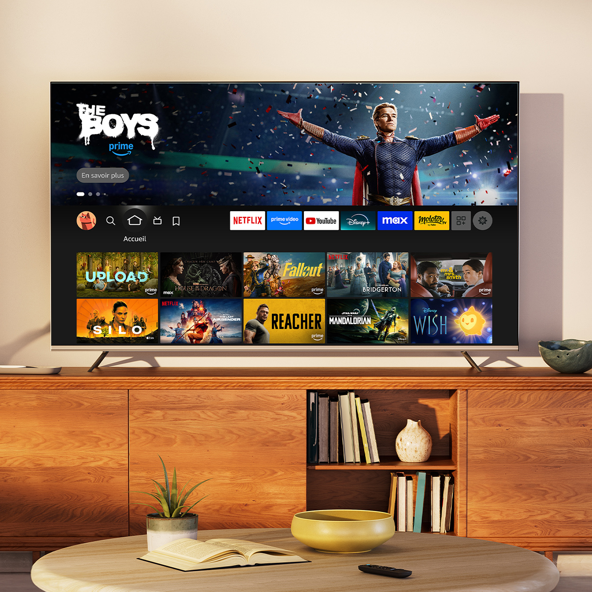 Un plan rapproché d'une télévision dans un salon, de jour. Le menu principal de Fire TV est affiché à l'écran et le titre Masters of the Air est sélectionné.
