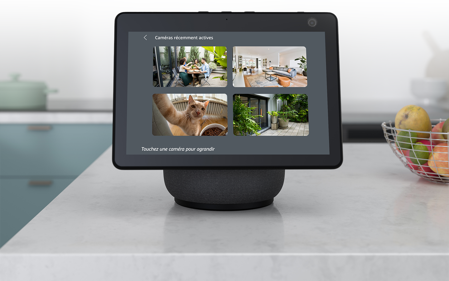 Un appareil Echo Show placé sur le plan de travail d'une cuisine affiche les images de la vidéo en direct de 4 caméras Blink à la fois.