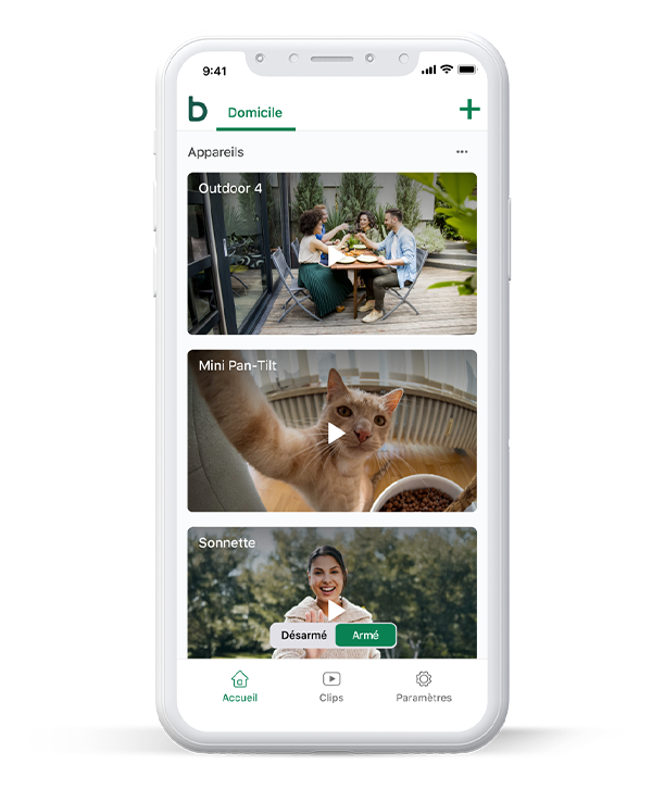 Un smartphone affiche l'application Blink permettant d'armer le système, de lancer la vidéo en direct, de regarder les clips enregistrés, et bien plus encore.
