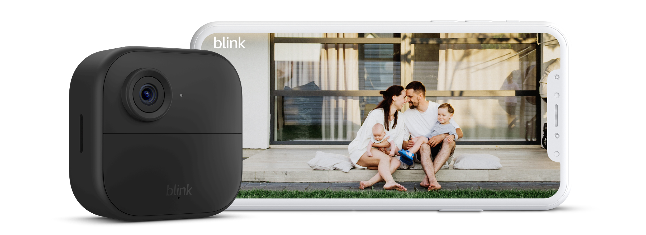 Une caméra Blink Outdoor 4 et un smartphone disposé en format paysage sont disposés côte à côte. Une photo sur l'écran du téléphone montre un couple et deux enfants dans leur jardin.