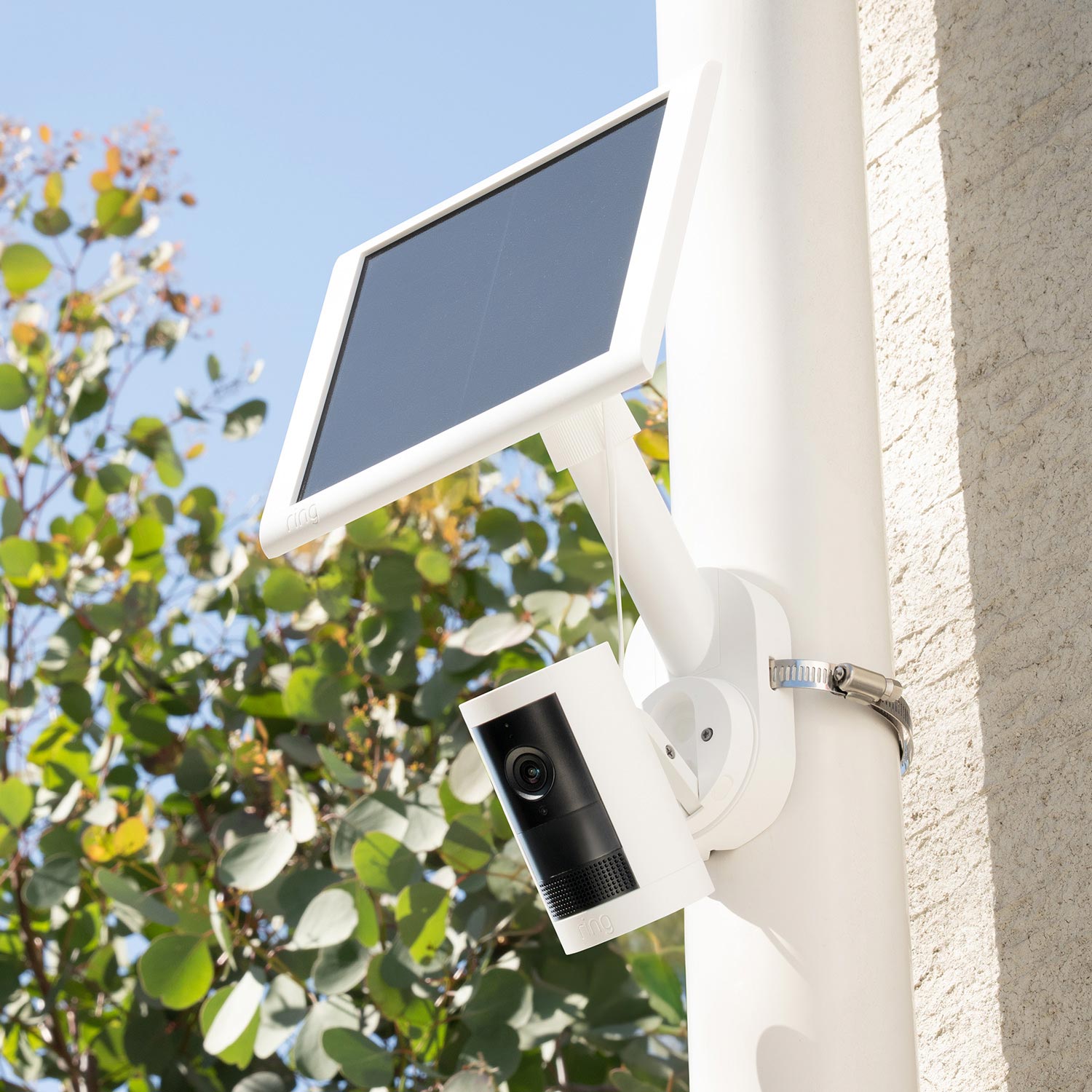 amazon ring 屋外　防犯カメラ　ソーラーパネル付き Amazon.co.jp: Ring Spotlight Cam Plus, Battery (リング