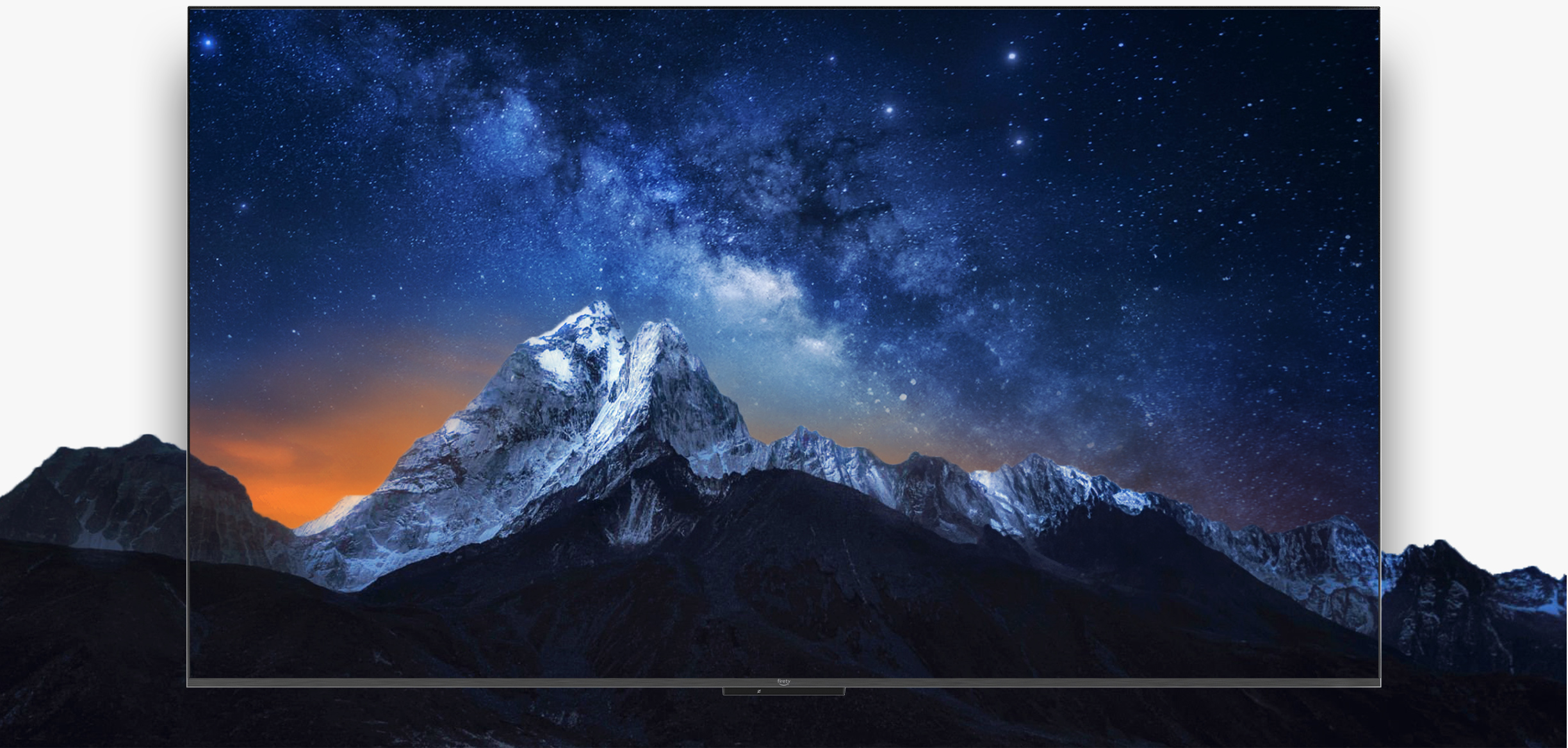 Télévision affichant un ciel nocturne étoilé surplombant des montagnes enneigées.