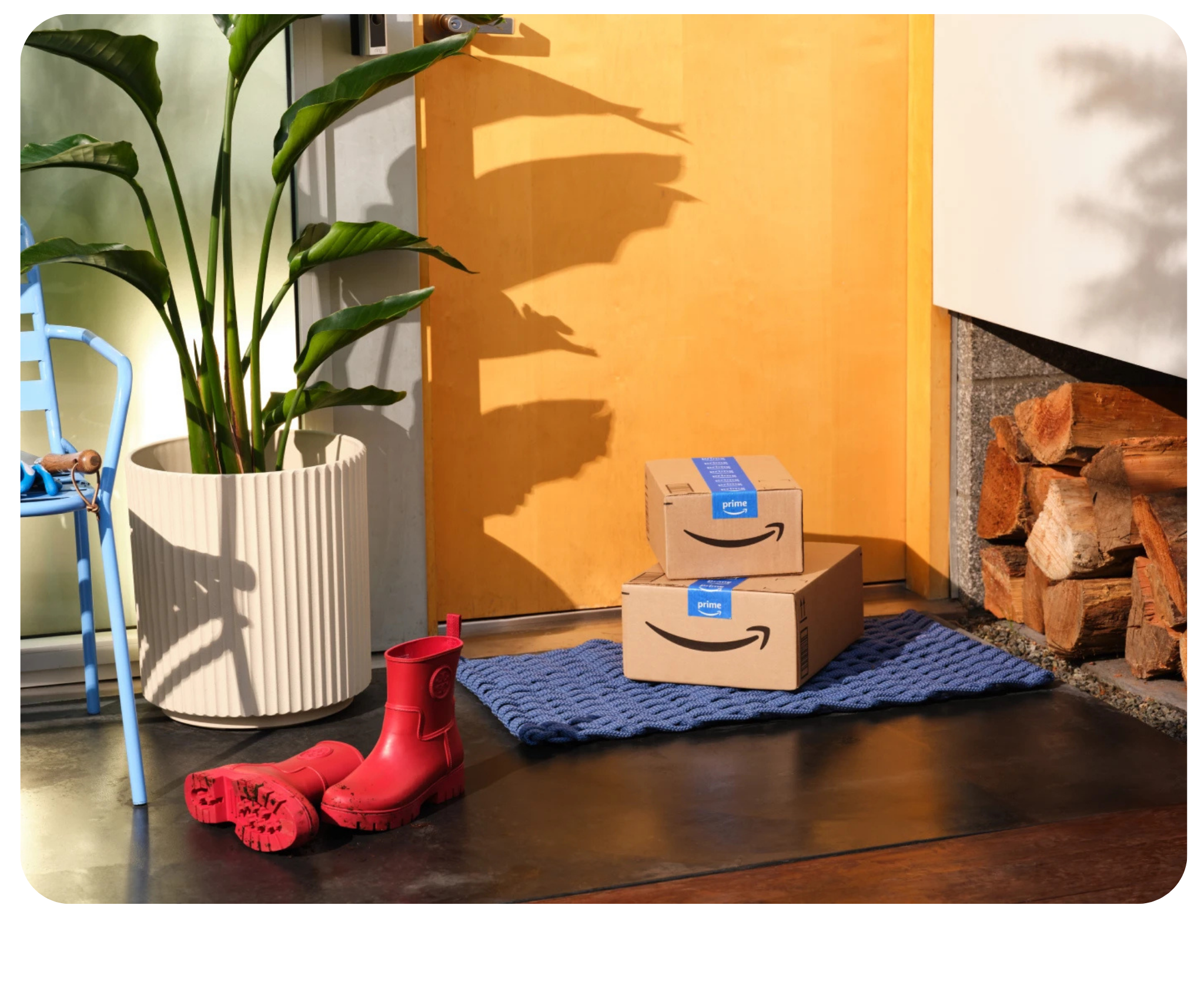 Pacote Amazon ao lado de calçado vermelho e decoração com planta em ambiente residencial 