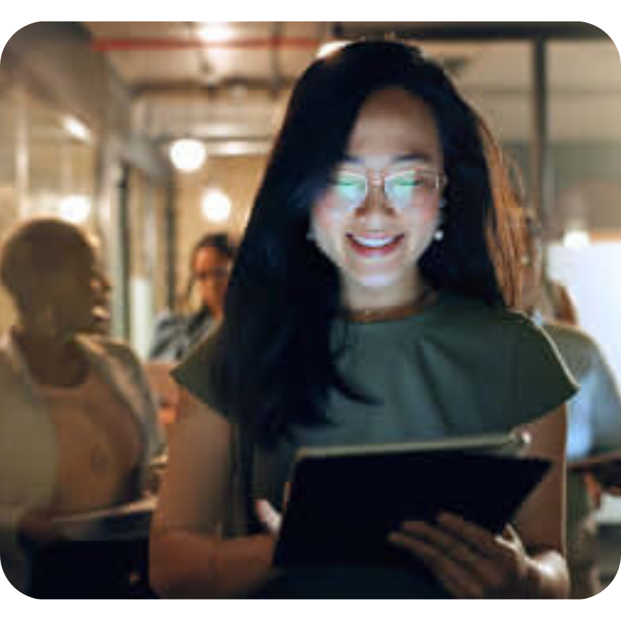 Profissional sorridente com tablet em escritório