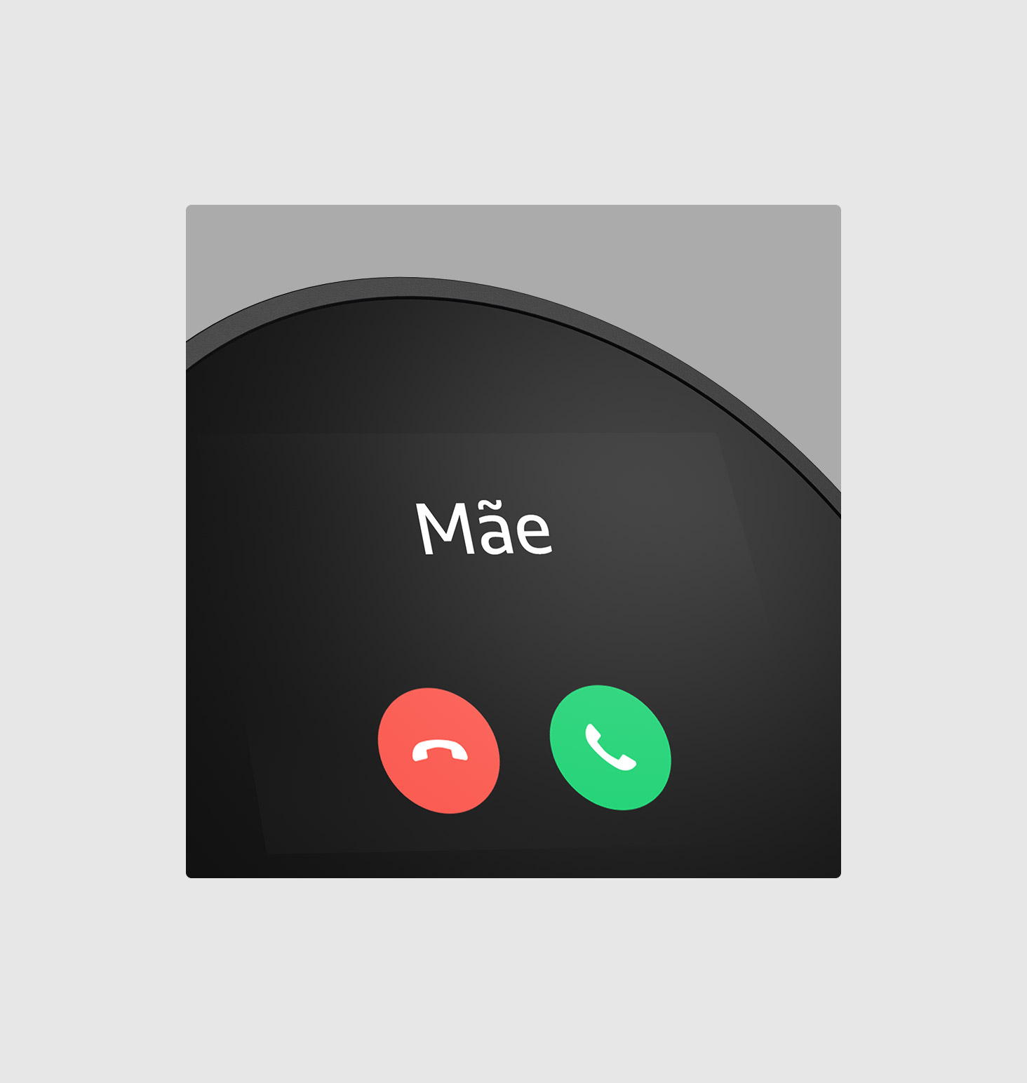A tela de 2,8”, vista de perto, mostra o texto Mãe e ícones para aceitar ou rejeitar a chamada.