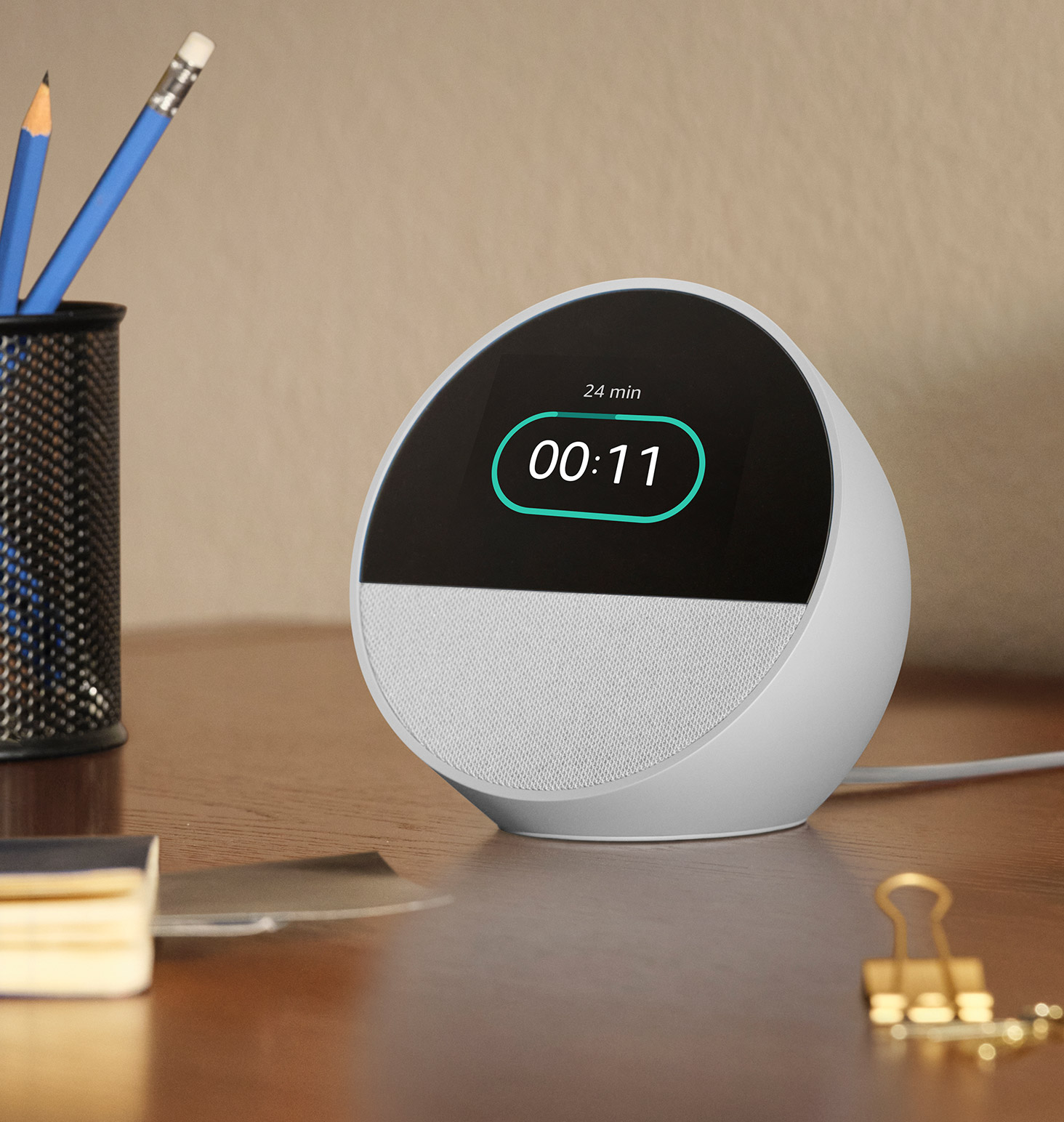 O Echo Spot está numa escrivaninha. A tela de 2,8” mostrando o clima.