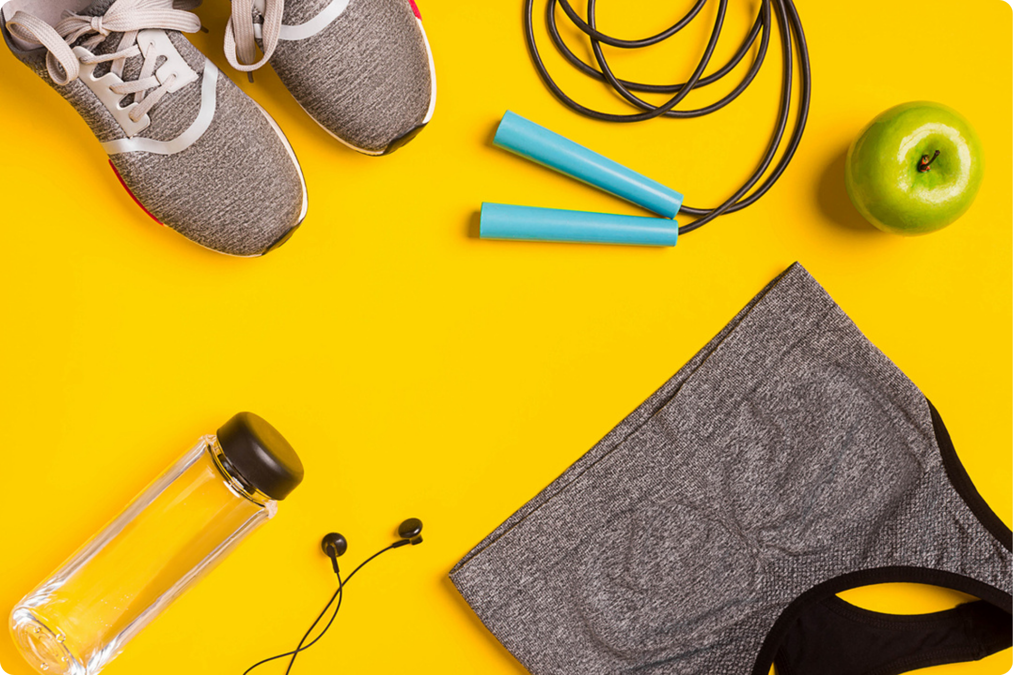 Vender artigos esportivos na Amazon Tênis cinza, corda de pular, garrafa de água, top esportivo, fone de ouvido e maçã verde sobre fundo amarelo