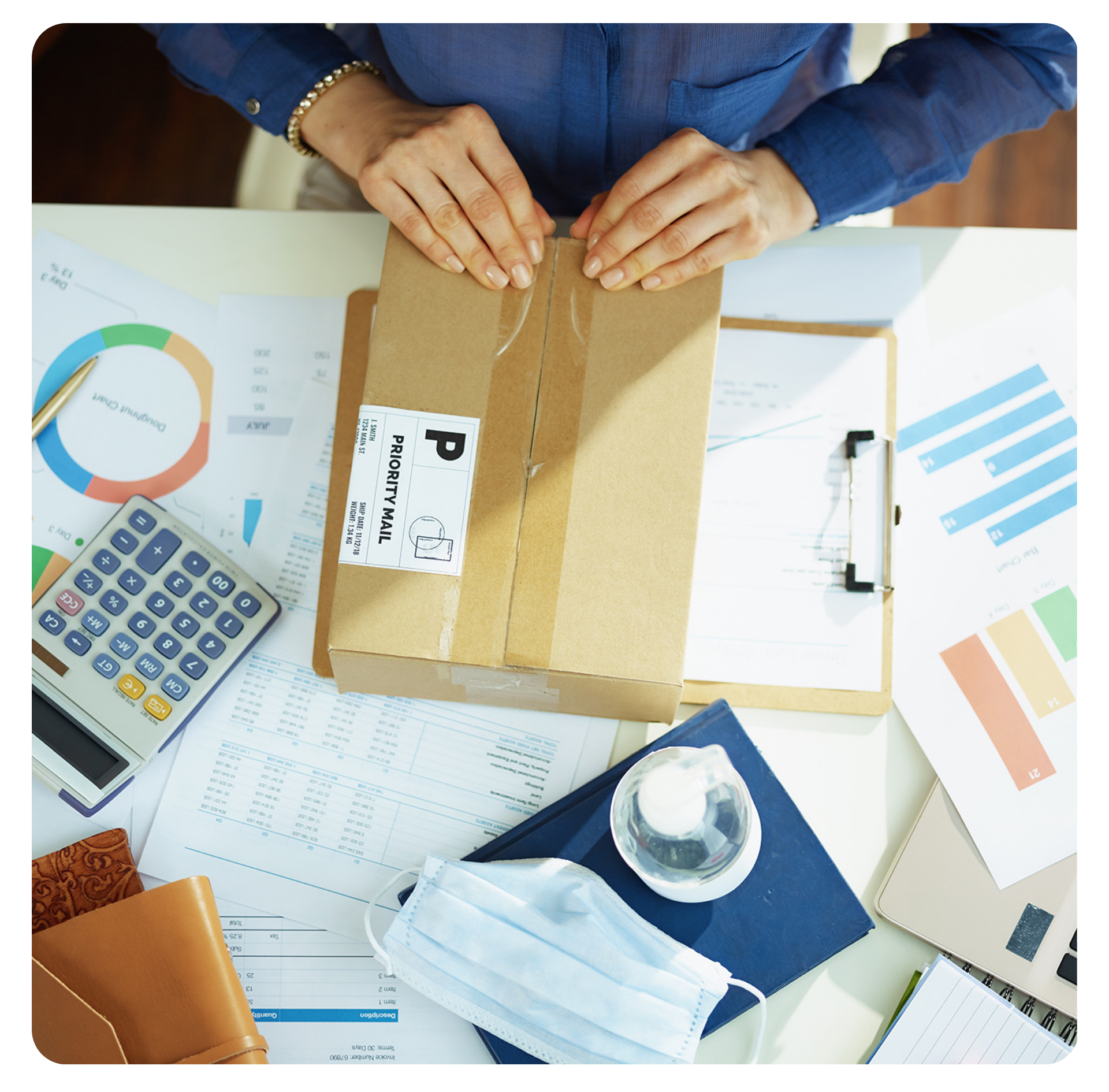 Empreendedor analisando planilha financeira com calculadora e gráficos de receita