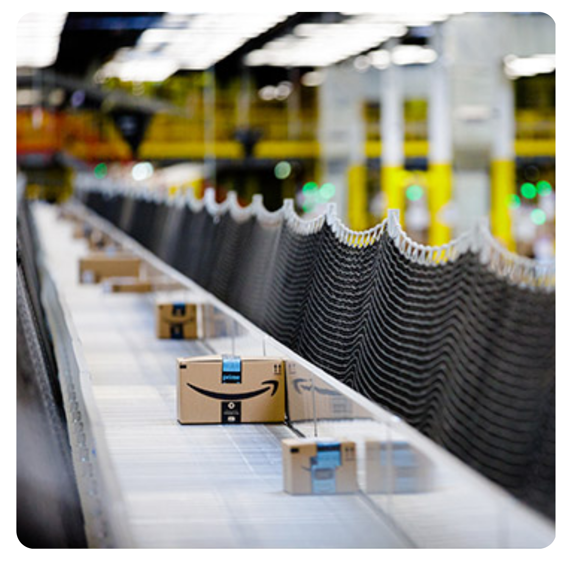Centro de distribuição Amazon com esteiras e robos movimentando pacotes
