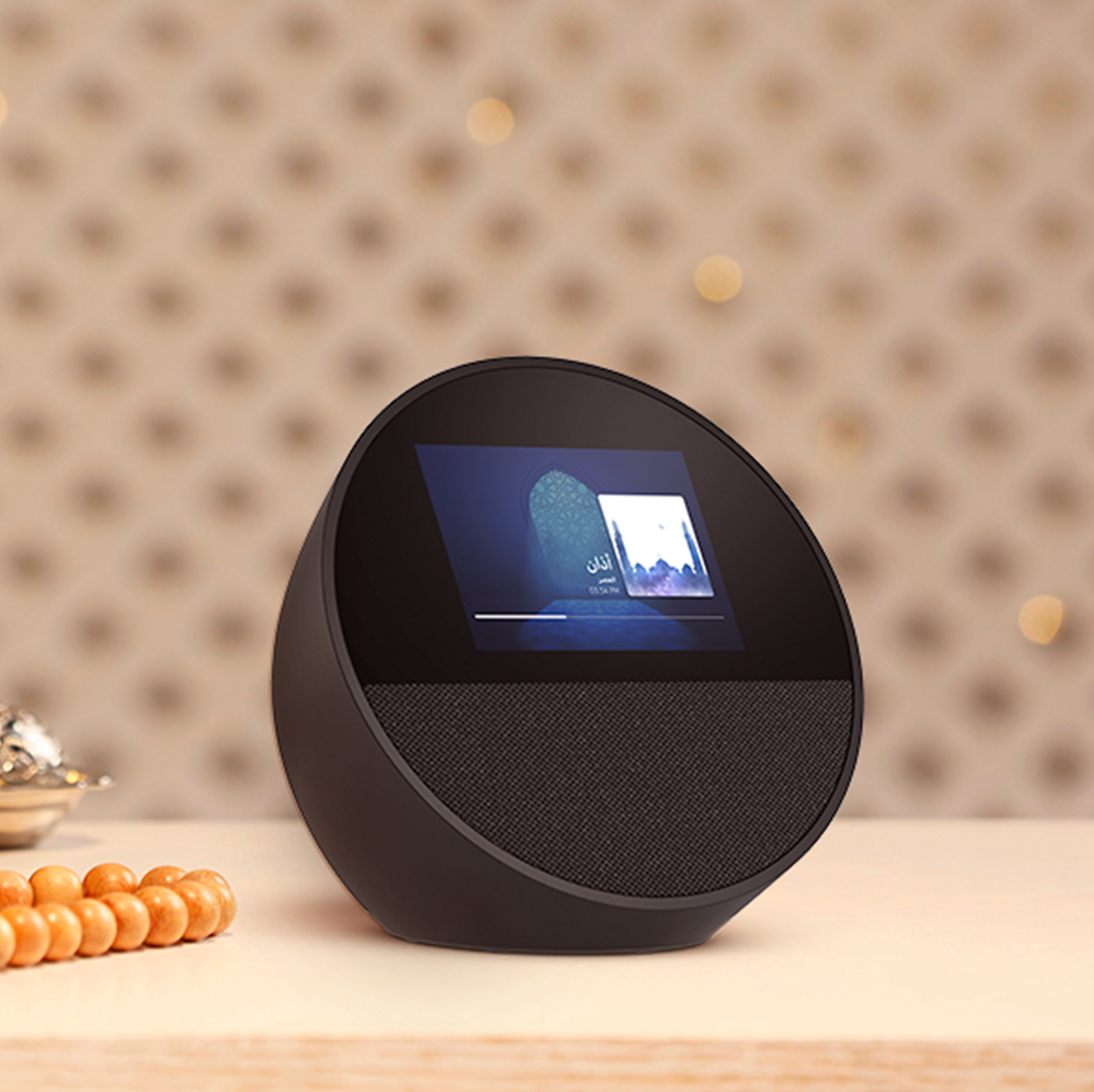جهاز Echo Spot على الطاولة بجانب مصحف ومسبحة خشبية.