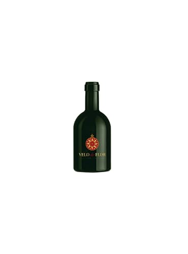 🧫 Azione Biologica e Riduzione dell'Acidità Volatile 🧫 Lo sviluppo spontaneo dello strato di flor sulla superficie modifica radicalmente il profilo del liquido: consuma la glicerina, riduce la volatilità e protegge il vino dall'ossidazione diretta. Questo processo regala aromi unici e introvabili nelle vinificazioni classiche.