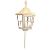 Fabricado en acero de color blanco, con una ventana que te facilitará su decoración y colocar la vela en su interior.