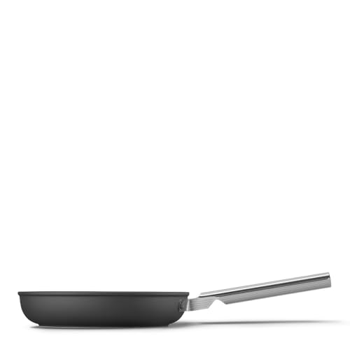 Smeg, PoĂȘle antiadhĂ©sive FPF2402BLM, diamĂštre 24 cm, revĂȘtement cĂ©ramique sans PFAS, manche en acier inoxydable, pour tous les plans de cuisson, jusqu'Ă 250° au four, capacitĂ© 1,5 L, noir mat