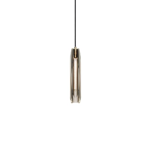 Lampe de luxe cuivre et grand cristal suspendu au-dessus de l'îlot de cuisine