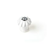 Blister avec 4 boutons ronds pour meuble au style classique qui offre une touche élégante et équipée, idéal pour tout type d'étagères. Poignée de porte ou tiroir pour tout type de meubles. Ø28 mm. Fabriqué en métal-porcelaine finition blanche. Installation facile avec vis à filetage métrique M4 incluses. Dimensions : Ø28 x 27 mm (diamètre/hauteur). Comprend 4 unités. REI