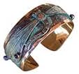 Elaine Coyne Verdigris Patina - Brazalete decorativo de libélula - Amatista y granate