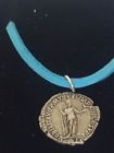 Von Gifts for All 2016. Giftsforall WC18 Denarius of Commode Münze aus feinem englischen Zinn auf einer 45,7 cm langen blauen Kordel-Halskette