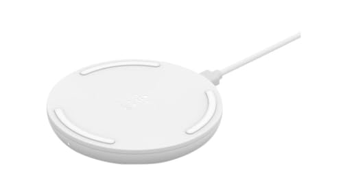 Chargeur sans fil rapide Belkin BoostCharge blanc sur la table de nuit