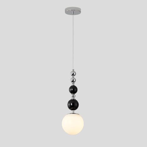 Lámpara colgante de metal cromado con acabado espejo y esfera decorativa