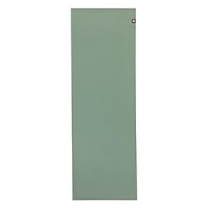 Manduka EKO Superlite Yoga Travel Mat – 1.5mm Thick Travel Mat for Portability, Eco Friendly and Made from Natural Tree Rubber. Superior Catch Grip for Traction, Support and Stability, 71 Inch, Leaf Green