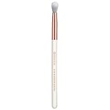 Blend it. Dieser Lidschatten-Pinsel zaubert ein perfekt verblendetes Augen-Make-up. Das sehr weiche, lange Haar der eye blender brush eignet sich optimal zum Schattieren von Lidschatten.
