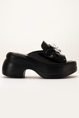 Resim Kadın Dolgu Topuklu Terlik Siyah Rugan Tümyüz İnce Aksesuarlı 