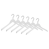 körpergerecht geformter Holzkleiderbügel durch eine gewinkelte Kleiderbügelform