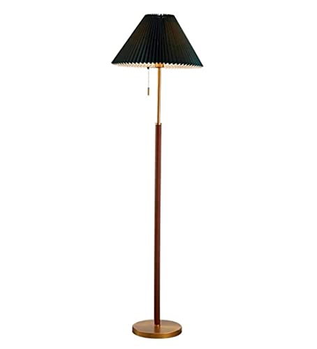 Tissu plissé rétro et laiton doré pour ce lampadaire vertical en fer et noyer de salon