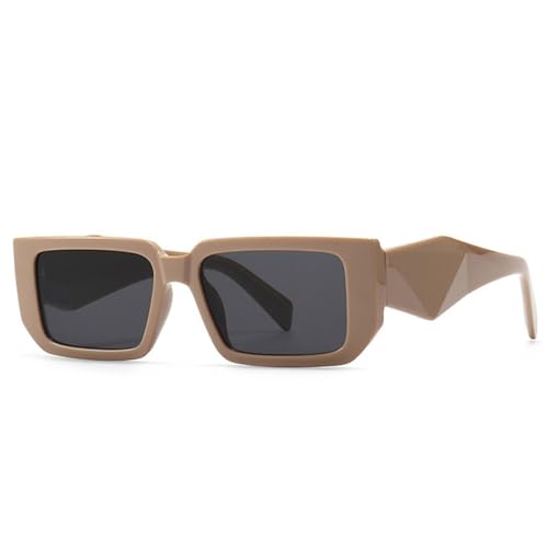 Lunettes de soleil rectangulaires pour un look d'été tendance en terrasse