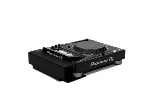 Copertura posteriore del cavo - Per una struttura perfetta per DJ: questo elemento modulare nasconde tutti i cavi e le porte posteriori del lettore CDJ Pioneer per una configurazione professionale e pulita – ideale per palchi, club e studi. La forma su misura protegge le porte sensibili dagli agenti esterni e dona al tuo DJ un look pulito e uniforme. Combinabile con altre coperture del sistema modulare ZERO CABLE per il massimo ordine e la presenza del marchio ad ogni evento.