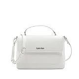 Con questo classico Calvin Klein borsa hai un compagno pratico e combinabile allo stesso tempo. I tuoi utensili possono essere facilmente riposti nello scomparto principale con scomparti secondari. Puoi indossare il borsa sul manopola o crossover come borsa a tracolla . Dimensioni: 25 x 20 x 10 cm