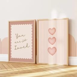 Tableau rose imprimé amour pour créer un cocon romantique dans une chambre de fille
