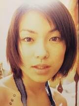 Amazon.co.jp: 古本 帯なし 写真集 ハタチの赤 内山理名 撮影:稲村啓