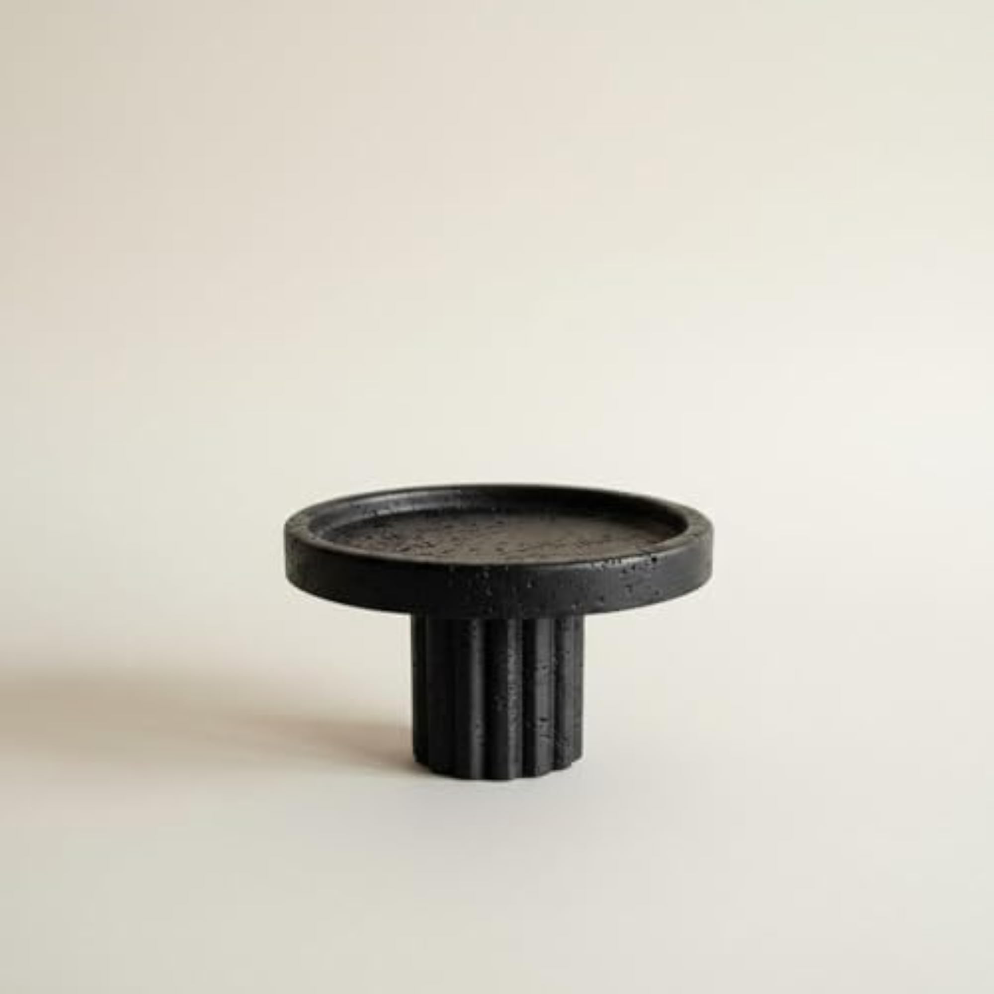 Speckled Surface Ribbed Tray, Black Round Design