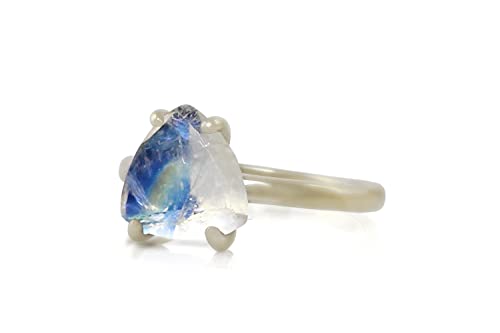 Bague de pierre de lune unique pour sublimer vos tenues d'été et soirées romantiques