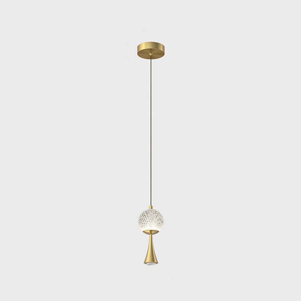 Lampe suspendue LED en laiton créant une ambiance de chevet chaleureuse