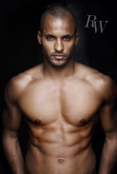 Ricky Whittle ? Chest ? 61 x 91.5 cm zeigt/Poster für 24,99 EUR bei amazon.de Bild: Ricky Whittle ? Chest ? 61 x 91.5 cm zeigt/Poster für 24,99 EUR bei amazon.de