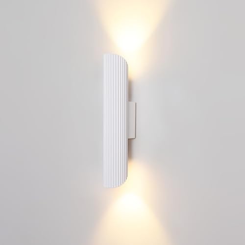 Aplique de pared moderno para interiores dorado con iluminación vertical 2