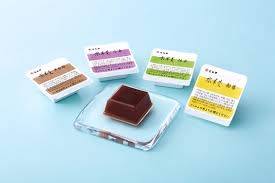 Amazon.co.jp: とらや 夏 小形羊羹・水羊羹詰合せ 1号 とらやの紙袋