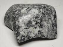 勾玉・黒灰 7g 翡翠 ヒスイ 原石 鉱物 鑑賞石 自然石 誕生石 アクセサリー 勾玉・黒灰 7g 翡翠 ヒスイ 原石 鉱物 鑑賞石 自然石 誕生石