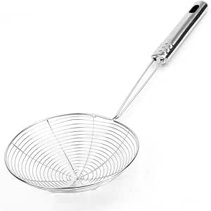 A escumadeira em aço inox é o utensílio ideal para facilitar o preparo das suas receitas