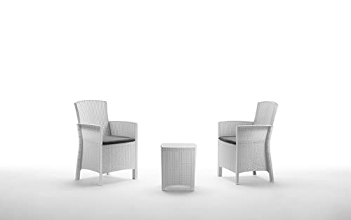 Salottino da esterno con design in rattan colore bianco, composto da 2 poltrone e tavolino contenitore. Cuscini inclusi.
