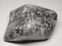 勾玉・黒灰 7g 翡翠 ヒスイ 原石 鉱物 鑑賞石 自然石 誕生石 アクセサリー 勾玉・黒灰 7g 翡翠 ヒスイ 原石 鉱物 鑑賞石 自然石 誕生石